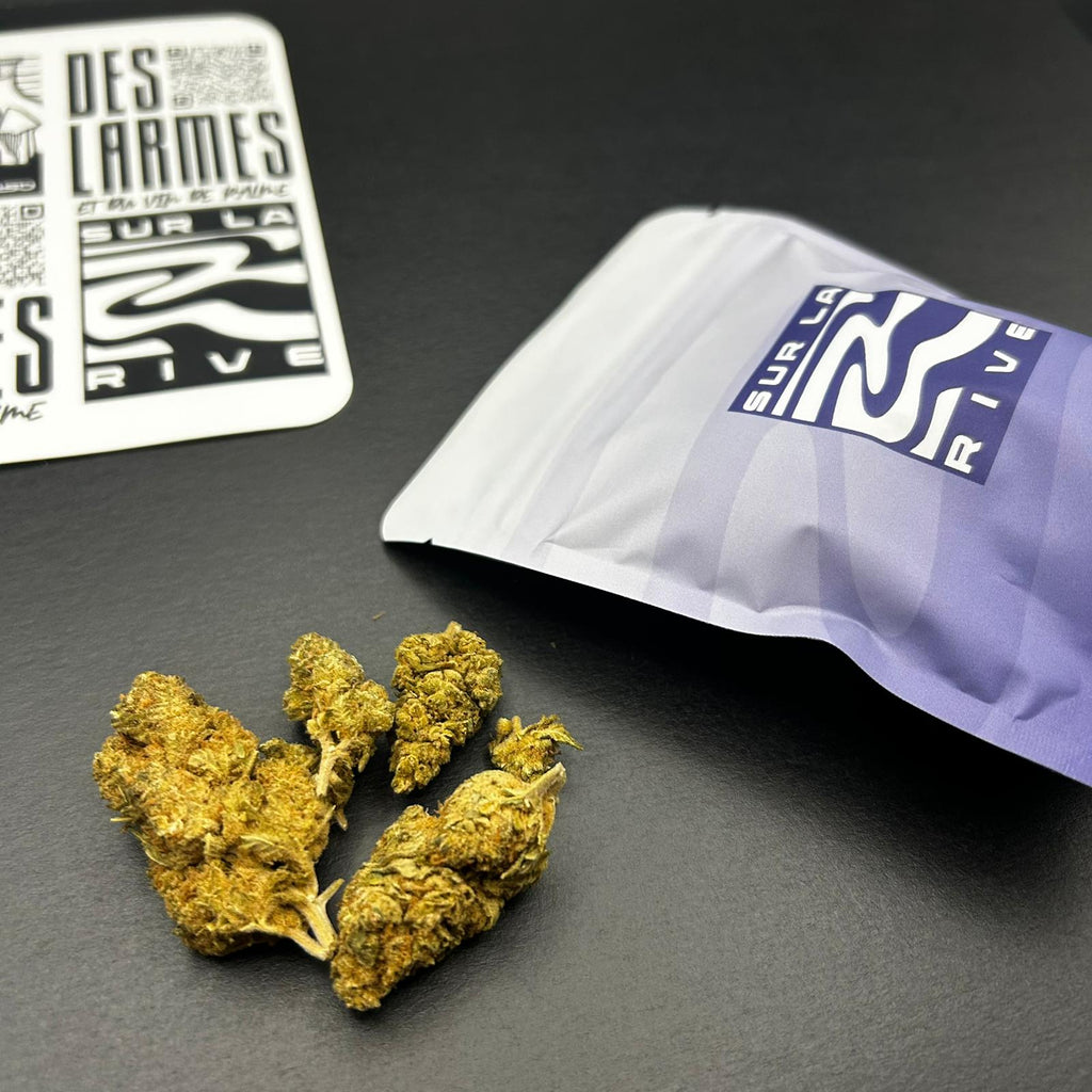 Fleur CBD profondeur premium — naturelle et parfumée - album vinyle des larmes et du vin de palme - emballage qualité supérieur touché mate
— Sur La Rive France